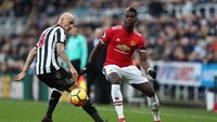 Selain Sanchez dan Martial, pemain lain yang disoroti adalah Paul Pogba. Pogba nyaris tak terlihat selama 66 menit di lapangan dan gagal memberikan kreativitas dalam serangan MU. Dia digantikan oleh Michael Carrick. (Foto: Catherine Ivill/Getty Images)