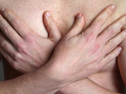 Ada Benjolan Kecil di Dada, Pria Ini Tak Menyangka Kena Kanker Payudara