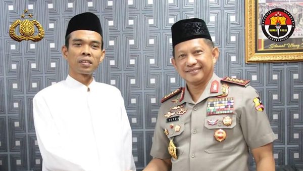 Momen Pertemuan dan Jabat Tangan Kapolri dengan Ustaz Abdul Somad
