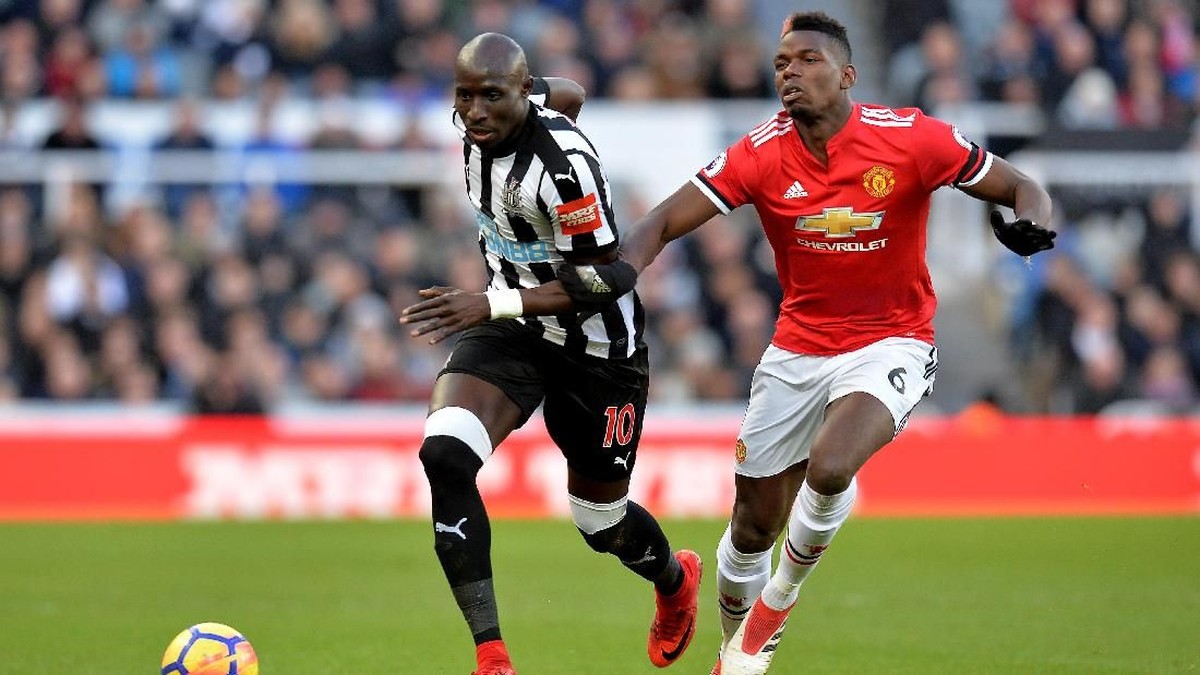 Paul Pogba sudah ditarik keluar di menit ke-66 saat Manchester United dikalahkan Newcastle United (Foto: Mark Runnacles/Getty Images)