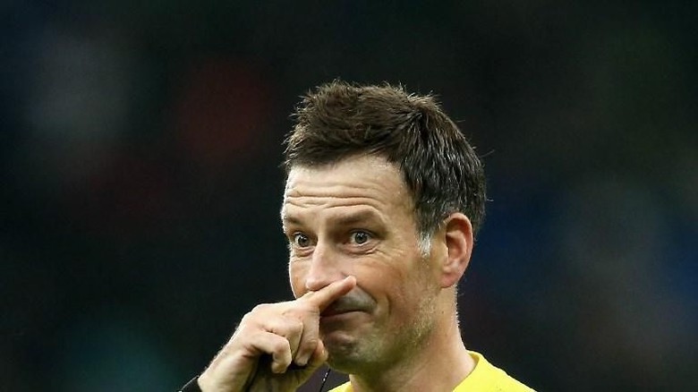 Reaksi Kocak Wasit Clattenburg Usai Kena Lemparan Botol Reaksi Kocak Wasit Clattenburg Usai Kena Lemparan Botol