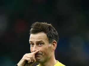 Reaksi Kocak Wasit Clattenburg Usai Kena Lemparan Botol