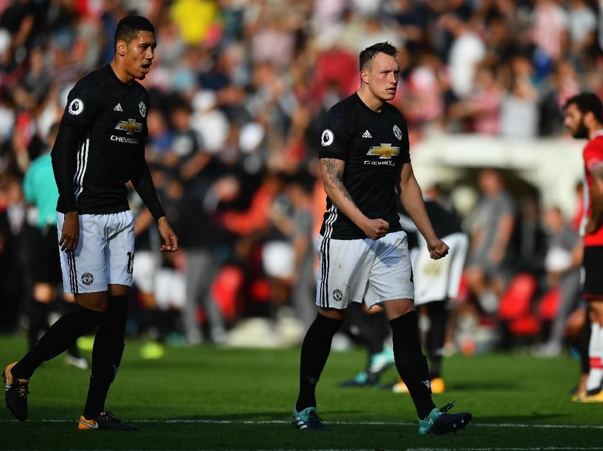 Dua bek Manchester United, Chris Smalling dan Phil Jones. (Foto: Dan Mullan/Getty Images)