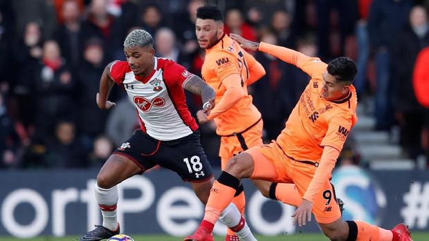 Gelandang Southampton, Mario Lemina mendapat adangan dari Roberto Firmino.
