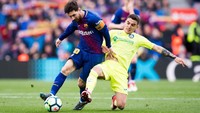 4. Lionel Messi. Bintang Barcelona kelahiran Argentina 30 tahun lalu ini bukan cuma identik dengan gol melainkan juga rajin bikin assist. Ada 12 assist yang sudah ia buat dalam 28 penampilannya di La Liga 2017/2018. (Foto: Alex Caparros/Getty Images)