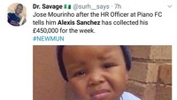 Jangankan fans, manajer Jose Mourinho mungkin heran mengapa Alexis Sanchez bisa dibayar mahal oleh MU? Mungkin lho yaa. (Foto: Twitter @surh_says)