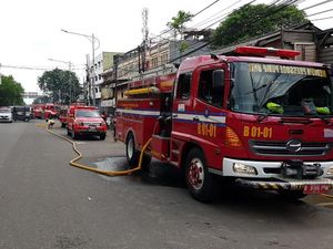 Rumah Terbakar di Grogol, 15 Unit Mobil Damkar Dikerahkan