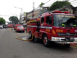 Rumah Terbakar di Grogol, 15 Unit Mobil Damkar Dikerahkan