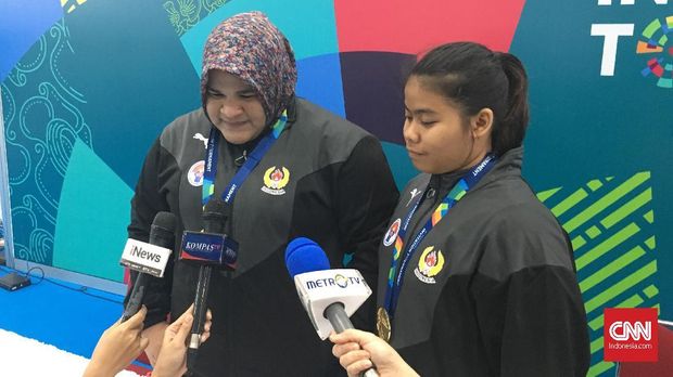 Nurul Akmal (kiri) dan Melinda Gustu (kanan) menyumbang emas untuk Indonesia