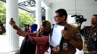 Gaya Sandiaga Pakai Bahasa Isyarat saat Terima Aduan Warga Difabel