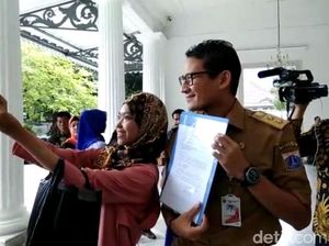Gaya Sandiaga Pakai Bahasa Isyarat saat Terima Aduan Warga Difabel