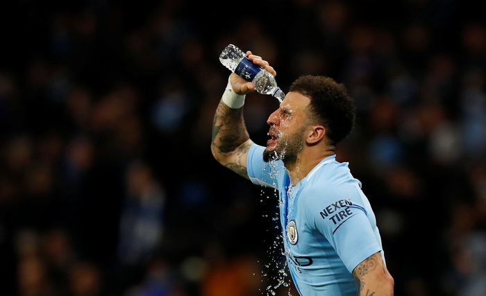 Kyle Walker Soccer Football - Premier League - Manchester City vs Leicester City - Etihad Stadium, Manchester, Britain - February 10, 2018 Manchester Citys Kyle Walker pours water over his face Action Images via Reuters/Jason Cairnduff EDITORIAL USE ONLY. No use with unauthorized audio, video, data, fixture lists, club/league logos or