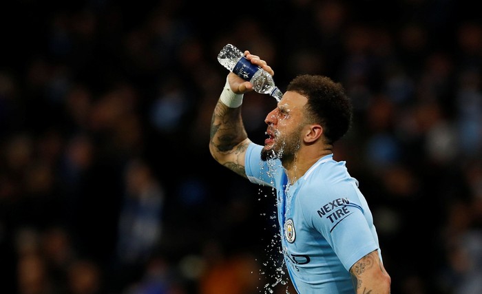 Soccer Football - Premier League - Manchester City vs Leicester City - Etihad Stadium, Manchester, Britain - February 10, 2018   Manchester Citys Kyle Walker pours water over his face   Action Images via Reuters/Jason Cairnduff    EDITORIAL USE ONLY. No use with unauthorized audio, video, data, fixture lists, club/league logos or 