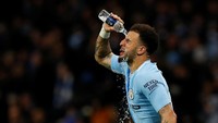 Di posisi bek kanan dihuni Kyle Walker. Eks penggawa Tottenham Hotspur itu secara konsisten membantu serangan City sehingga sudah mencetak satu gol, yang memenangkan timnya atas Newcastle United 2-1 pada pekan keempat. (Foto: Jason Cairnduff/Action Images via Reuters)