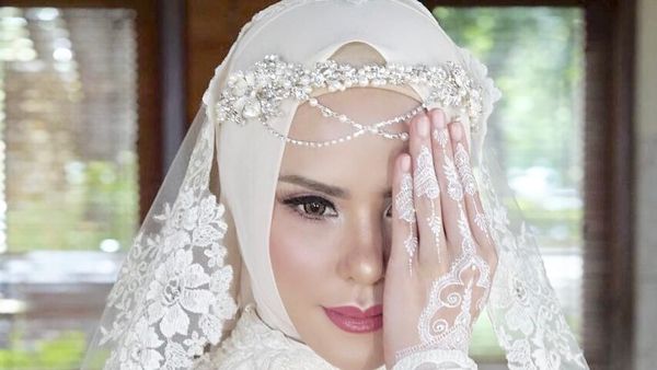Angel Lelga Dikabarkan Cerai, Lihat Lagi Gaya Glamornya Saat Dinikahi Vicky