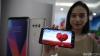 Penampakan Si Cantik LG V30 Plus Raspberry Rose