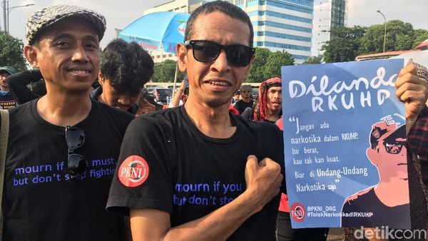 Foto: Ada Dilan di Aksi Tolak RUU KUHP di DPR