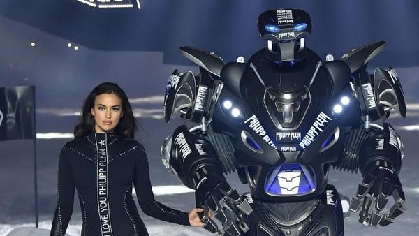 Foto: Unik, Robot Jadi Model di Catwalk New York Fashion Week