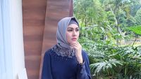 Foto: 11 Gaya Hijab Kartika Putri yang Simple dan Cantik