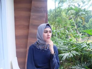 Foto: 11 Gaya Hijab Kartika Putri yang Simple dan Cantik