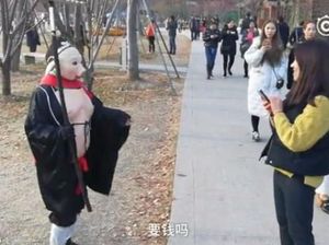 Ada Alasan Haru di Balik Ibu yang Rela Dandan Jadi Babi Cu Pat Kai