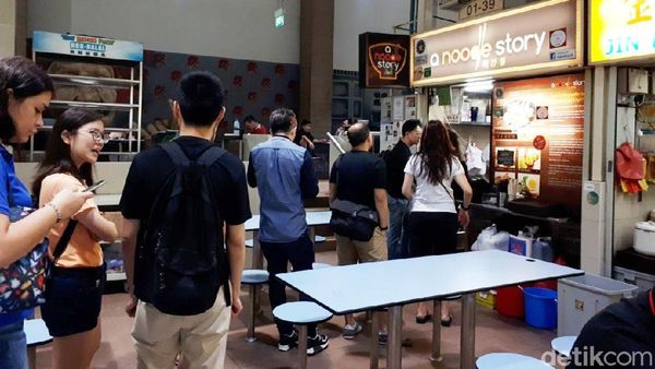 Rela Antre 1 Jam Demi Ramen Gaya Singapura yang Harganya Terjangkau!