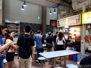 Rela Antre 1 Jam Demi Ramen Gaya Singapura yang Harganya Terjangkau!