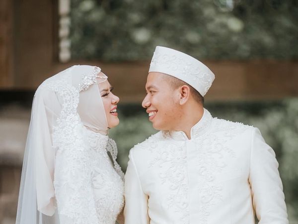 Glamor, Ini Gaya Hijab Angel Lelga dari Prewedding Hingga Resepsi Pernikahan