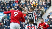 MU sempat mencetak gol lewat Romelu Lukaku, tapi dianulir oleh wasit. Lukaku melakukan pelanggaran dengan mendorong pemain Newcastle saat hendak melompat untuk menyambut bola. (Foto: Carl Recine/Action Images via Reuters)
