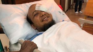 Foto: Senyum Novel Baswedan Usai Jalani Operasi Mata Kiri