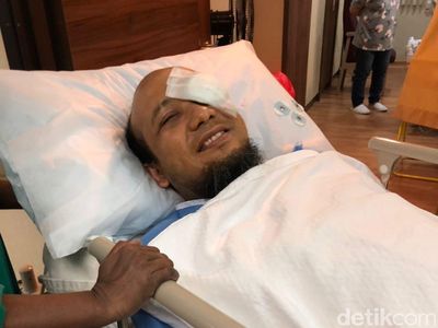 Foto: Senyum Novel Baswedan Usai Jalani Operasi Mata Kiri