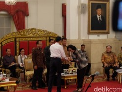 Buka Sidang Kabinet, Jokowi Salami Menteri Terbaik Dunia Sri Mulyani