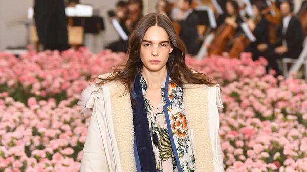 Foto: 25 Koleksi Busana Tory Burch yang Terinspirasi Sosialita Adik Jackie O