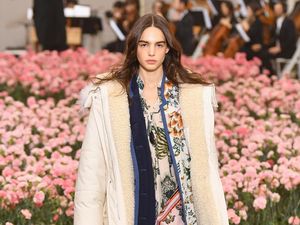 Foto: 25 Koleksi Busana Tory Burch yang Terinspirasi Sosialita Adik Jackie O