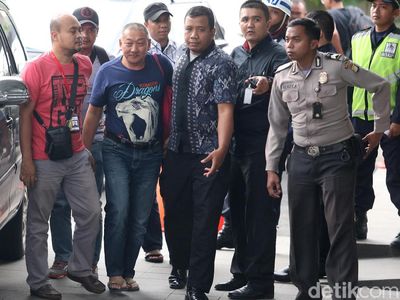 Bersandal Jepit, Penyuap Marianus Sae Digelandang ke KPK