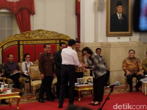 Foto: Jokowi Beri Selamat ke Sri Mulyani Menteri Terbaik Dunia