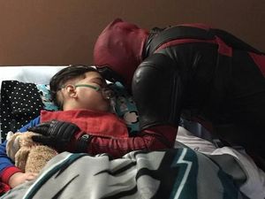 Real Hero! Kisah Sedih Cosplayer Deadpool dan Anak Pengidap Kanker