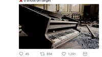 Kalau kesal dengan Alexis Sanchez, silakan dilampiaskan ke piano ya. Hancurkan! (Foto: Twitter @ODDSbible)