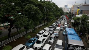 Kemacetan Mengular, Imbas Demo Sopir Angkot di Tebet