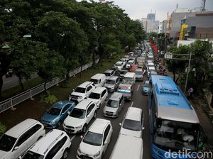 Kemacetan Mengular, Imbas Demo Sopir Angkot di Tebet