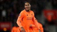 Virgil van Dijk, bek tengah (Liverpool). Main di kandang mantan klub jelas tak mudah. Van Dijk tampil oke dengan membuat 82% operan sukses, lima kali memenangi duel udara, dan membuat dua tekel saat Liverpool mengalahkan Southampton 2-0. (Foto: Eddie Keogh/Reuters)