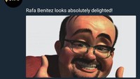 Rafael Benitez tentu senang dengan kemenangan ini. Manajer asal Spanyol itu memang busuh bebuyutan manajer MU Jose Mourinho. (Foto: Twitter @FootballFunnys)