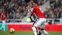 Newcastle lebih dulu menebar ancaman, salah satunya lewat Kenedy. Sepakan kerasnya masih mengarah tepat ke David de Gea. (Foto: Carl Recine/Action Images via Reuters)