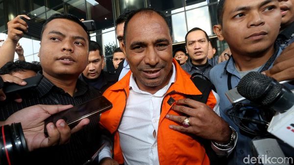 Bupati Ngada Marianus Sae Langsung Diberi Rompi Oranye