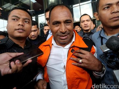 Bupati Ngada Marianus Sae Langsung Diberi Rompi Oranye