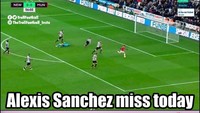 Dan melihat permainan Alexis Sanchez jadi ingin tertawa. Khususnya para fans Arsenal nih. (Foto: Twitter @TrollFootball)