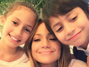 Potret Manis Jennifer Lopez dan Anak-anaknya