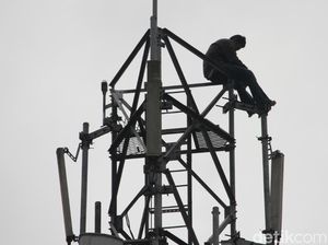 Ridwan yang Panjat Tower BTS di Baleendah Akhirnya Pingsan Ridwan yang Panjat Tower BTS di Baleendah Akhirnya Pingsan