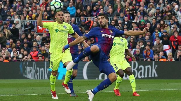Gol dari Luis Suarez pada babak pertama harus dianulir wasit karena lebih dahulu terperangkap offside.
