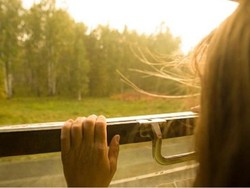 Kereta Rusia Buka Perhentian Khusus Bagi Seorang Siswi dan Neneknya